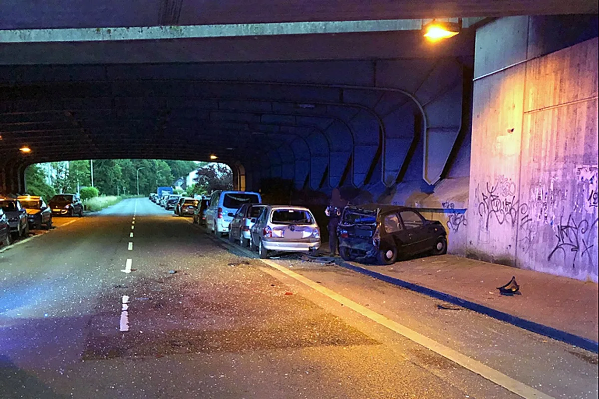 Hilden - 5 Fahrzeuge erheblich beschädigt