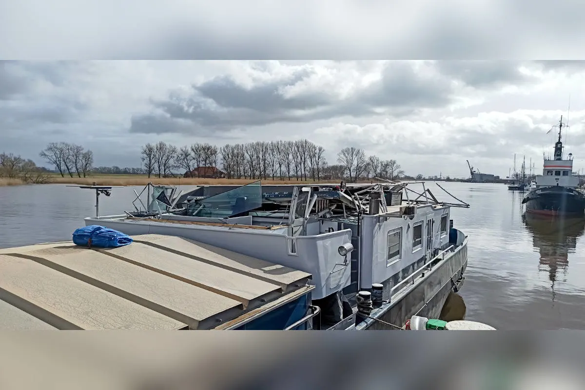 Elsfleth – Binnenschiff kollidiert mit Brückenanfahrung