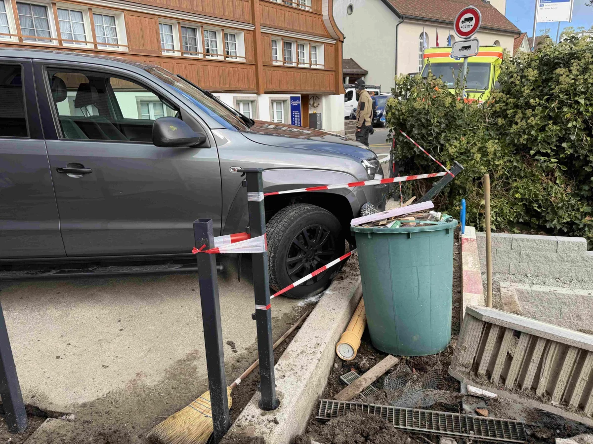 Ein grauer SUV ist gegen eine provisorische Baustellenabsperrung gefahren. Ein Mülleimer und diverse Baustellenmaterialien sind betroffen.