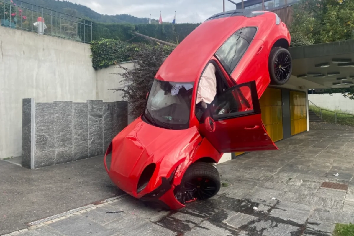 Neuheim/Walchwil ZG - Nach Unfall auf einem Friedhofplatz gelandet