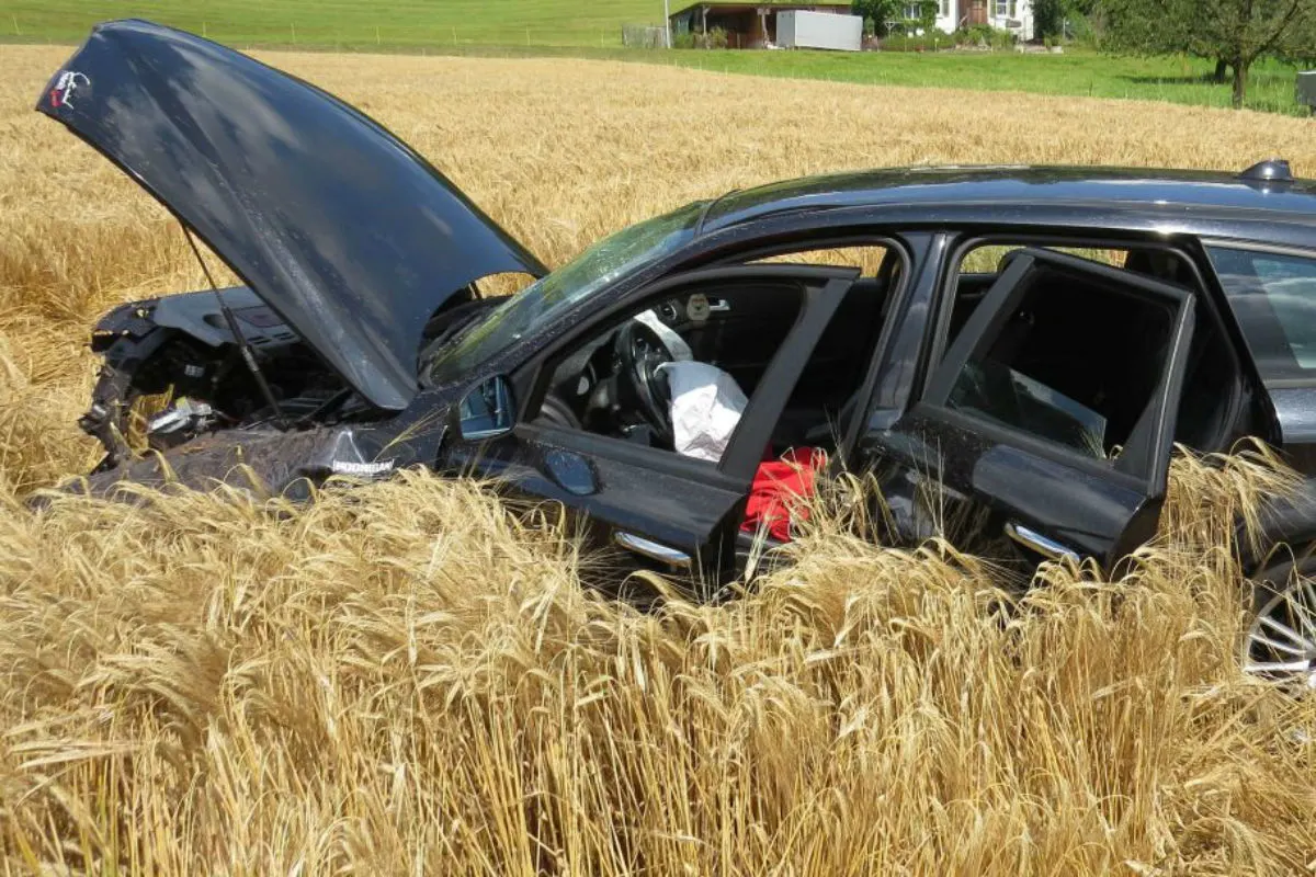 Reinach AG -  Beim Überholen in Anhänger eines Traktors geprallt