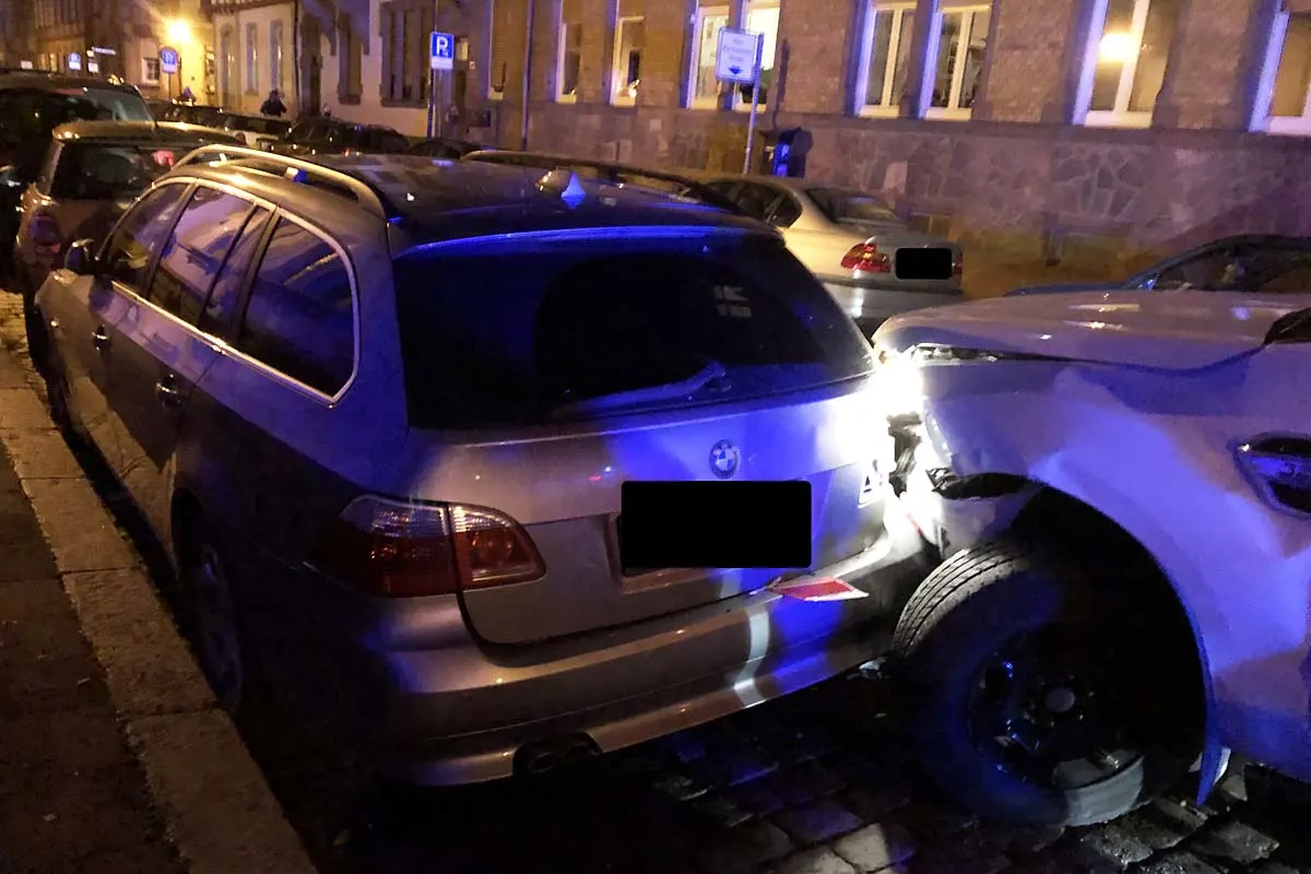 Worms - Fahrer flüchtet vor Verkehrskontrolle und beschädigt dabei 5 geparkte Pkw‘s