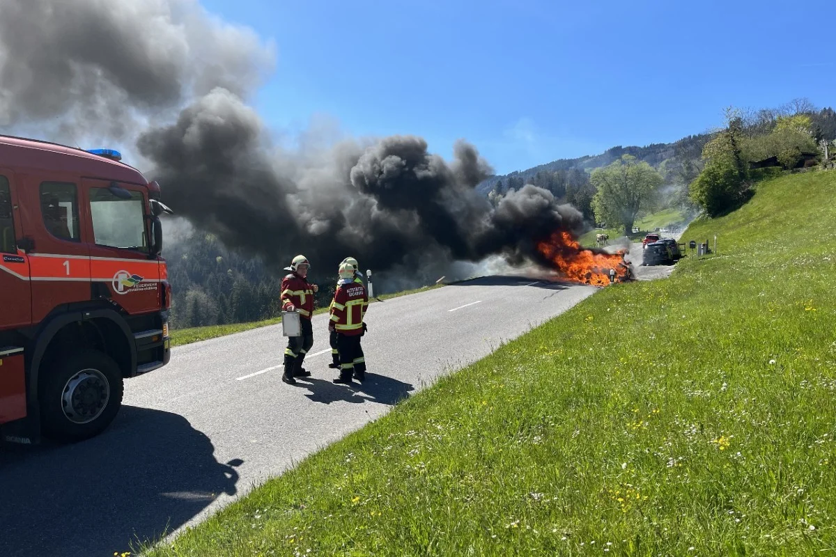 Altstätten SG - Fahrzeug gerät in Vollbrand
