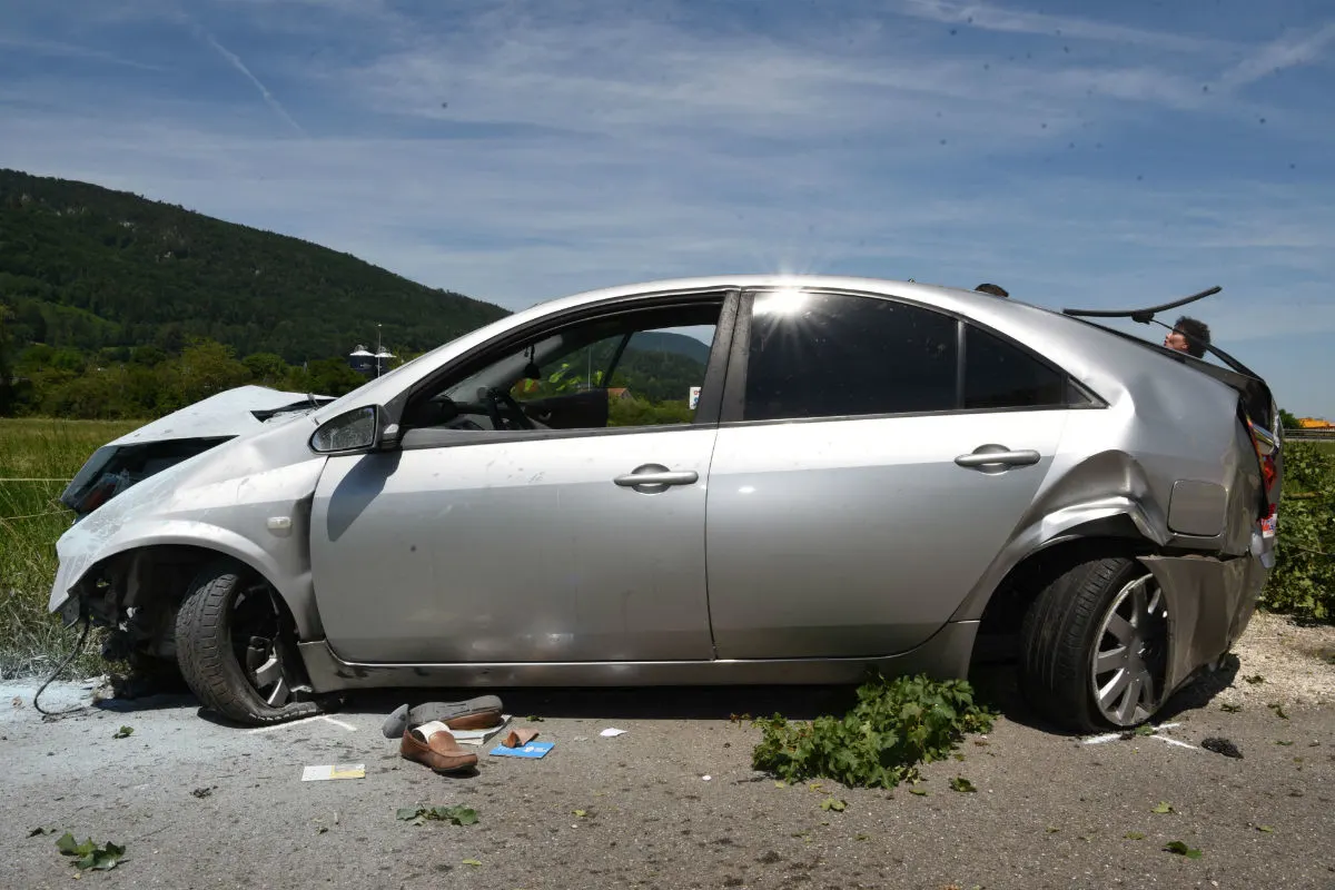 Egerkingen SO  - Selbstunfall mit Auto fordert zwei schwerverletzte Personen