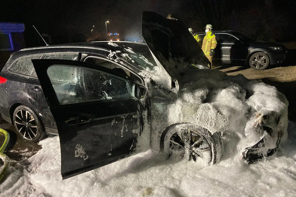 Stade – Wieder fünf Autos durch Brandstiftungen zum Teil vollständig zerstört