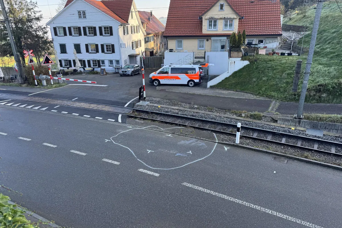 St.Gallen – Abgelenkt in stehendes Auto gefahren