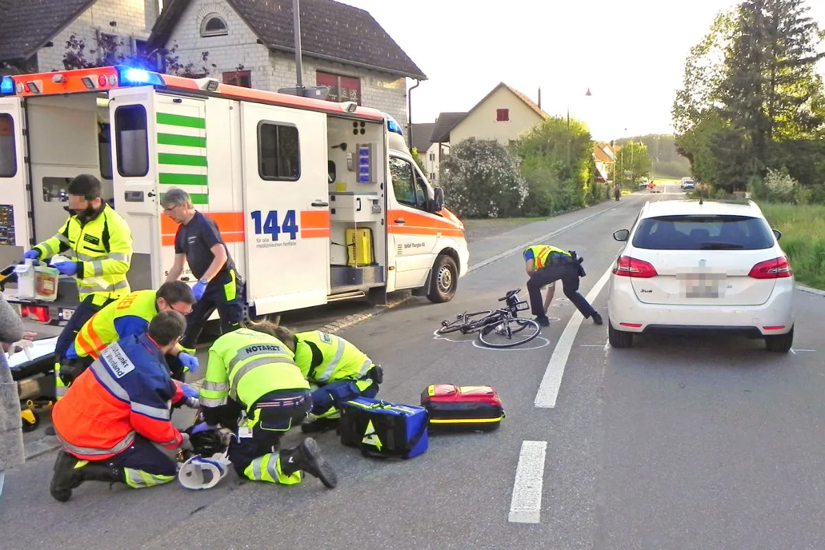 Oberneunforn TG - Autolenker und Velofahrer stossen zusammen