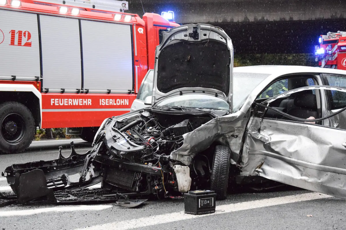 A46 Iserlohn – Schwerer Verkehrsunfall mit eingeklemmter Person auf der Autobahn
