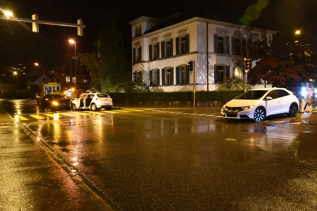  Rapperswil-Jona SG - Heftige Kollision zwischen drei Autos