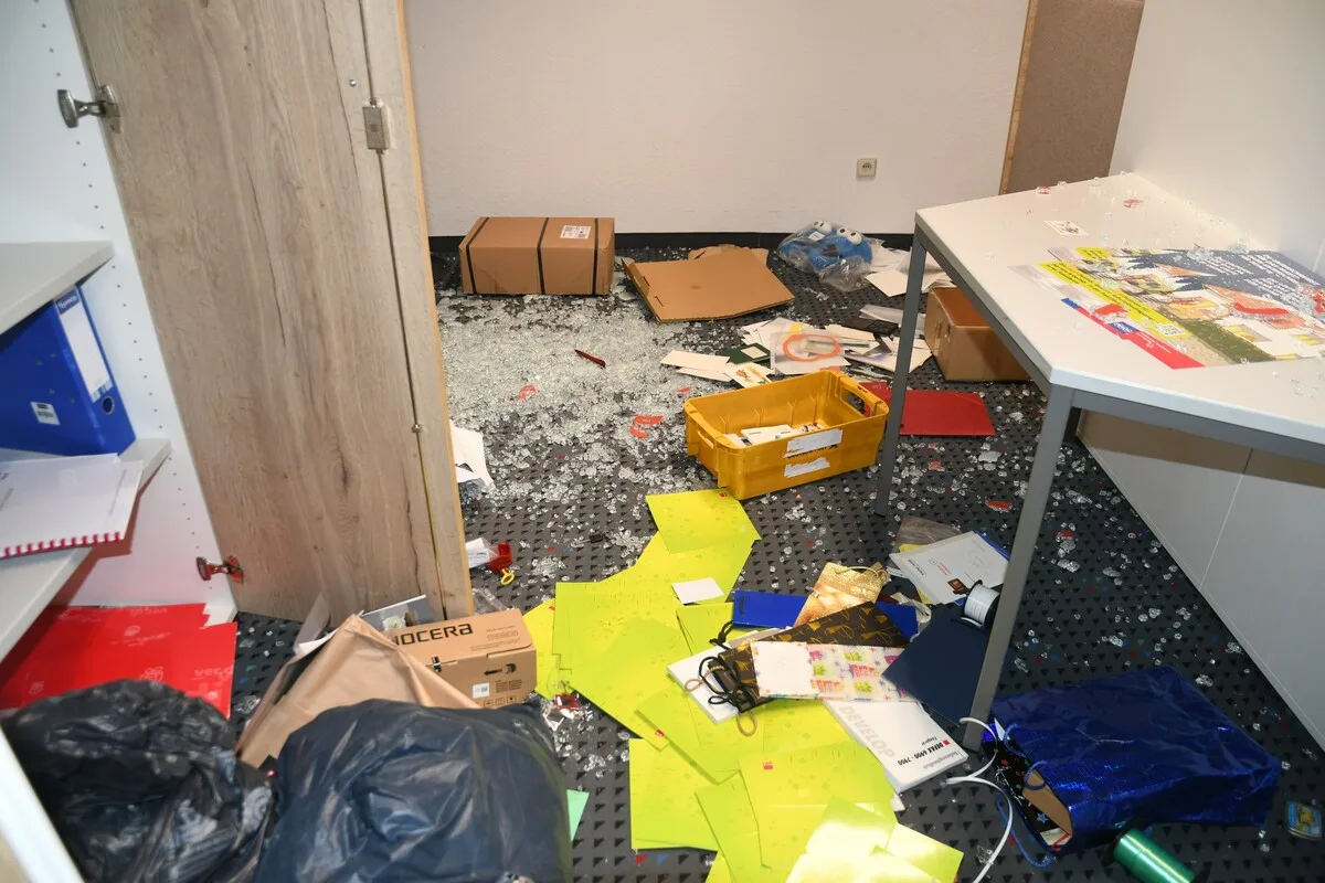 Bielefeld NW -  Büroräume verwüstet - Laptops und Handys gestohlen