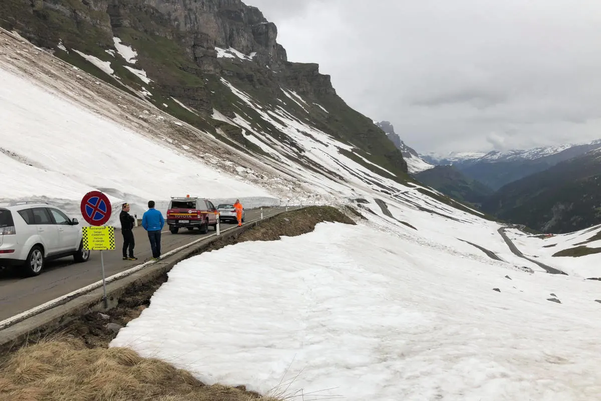 Klausenpass UR - Autos bei Schneerutsch verschüttet