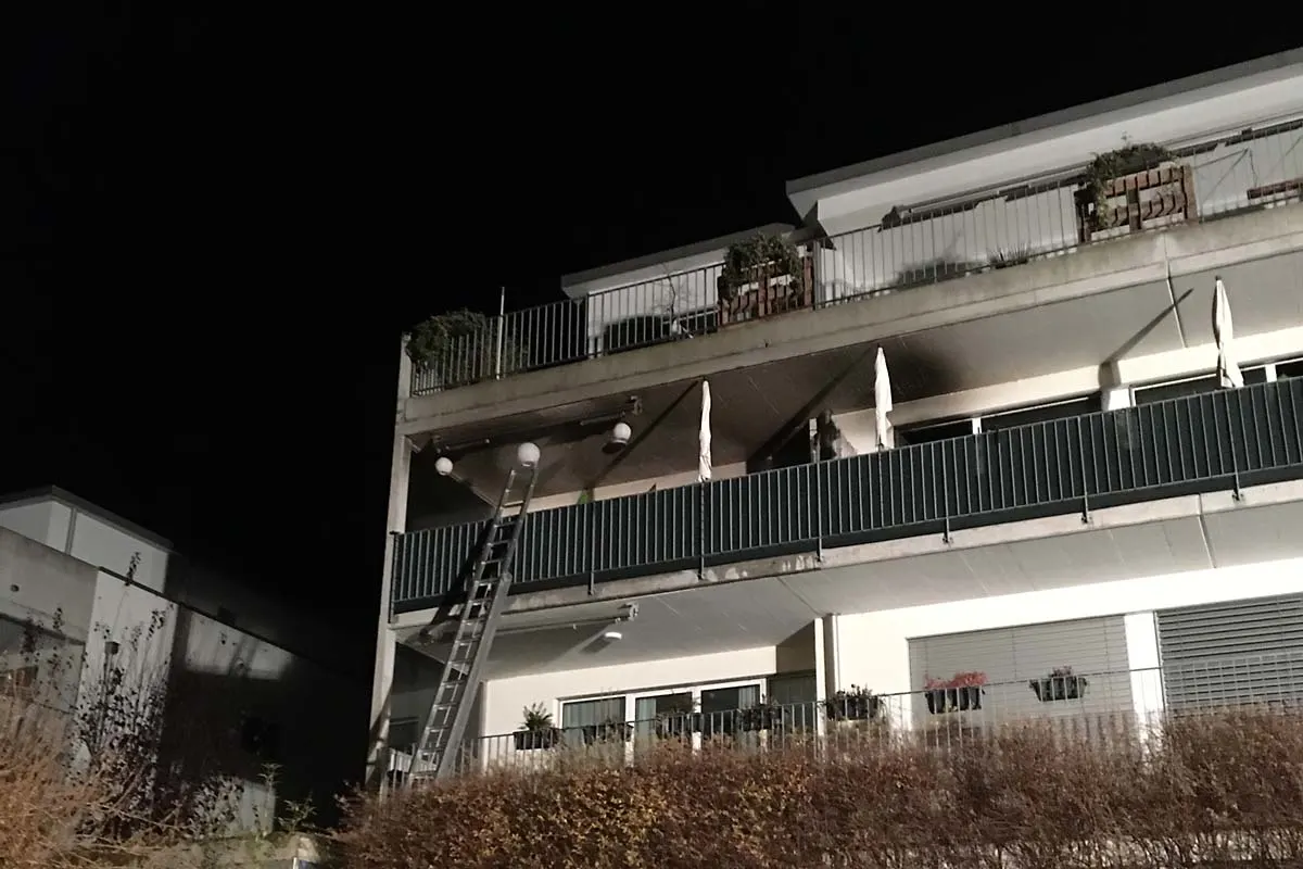 Eine Person mit Brandverletzungen in Näfels GL - Alle Bewohner des Wohnblockes evakuiert!