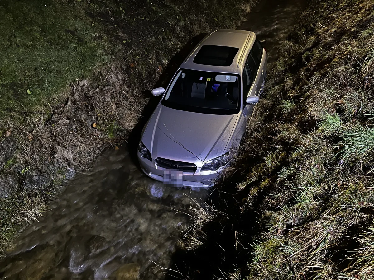 Grabs SG: Mit Auto im Bach gelandet – Fahrer fahrunfähig
