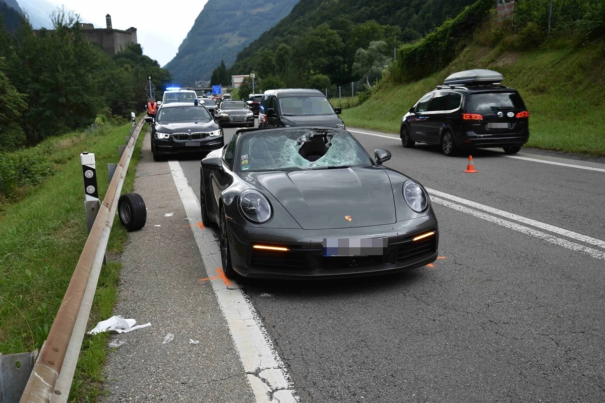Mesocco GR - Rad löst sich von Anhängerzug und kollidiert mit Auto