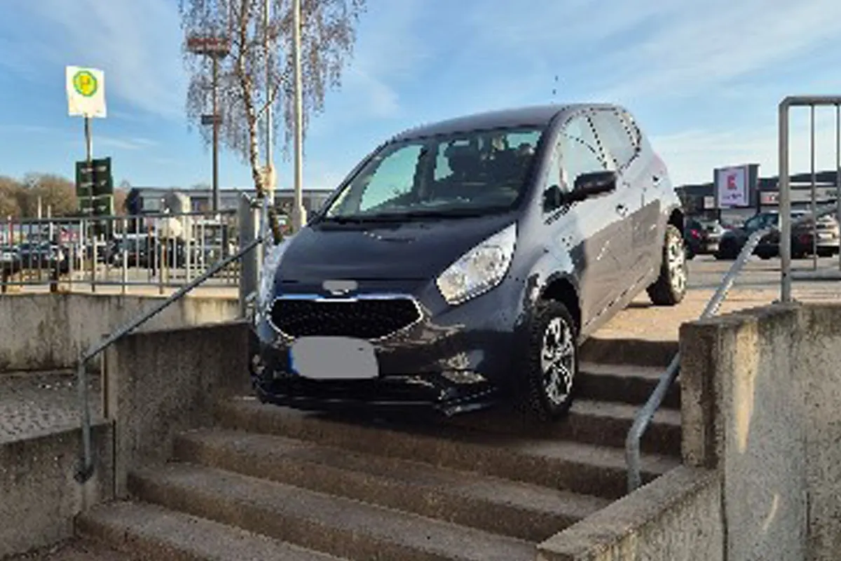 Schwentinental – Autofahrerin bleibt auf Treppe stecken