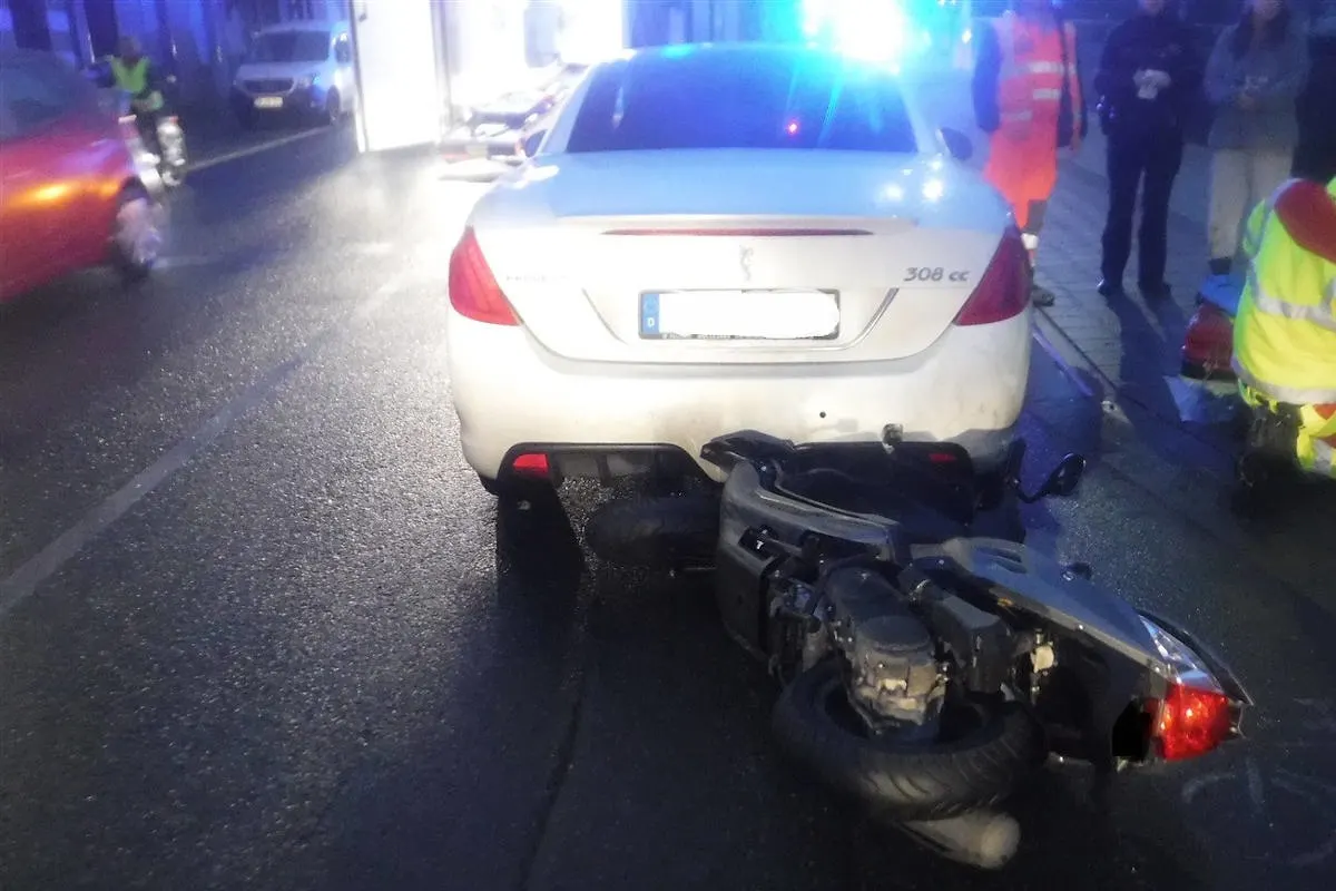 Düren - Rollerfahrerin bei Unfall schwer verletzt 