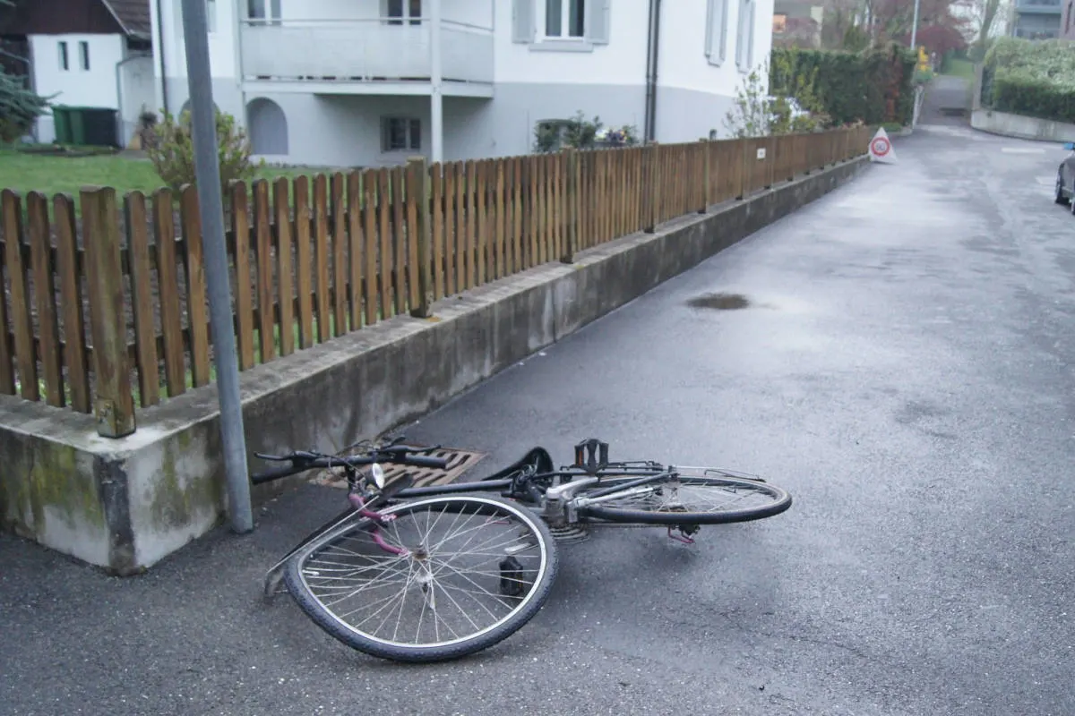 Zug ZG - Zweiradlenker bei Kollision mit Auto verletzt