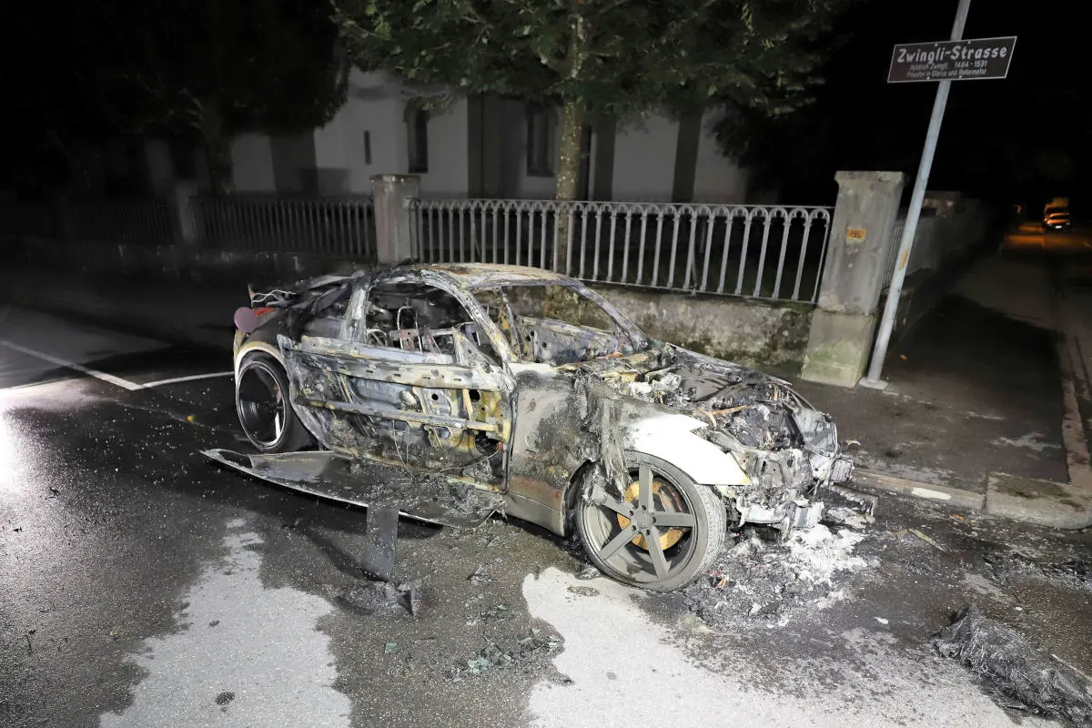 Glarus GL -Auto brennt komplett aus