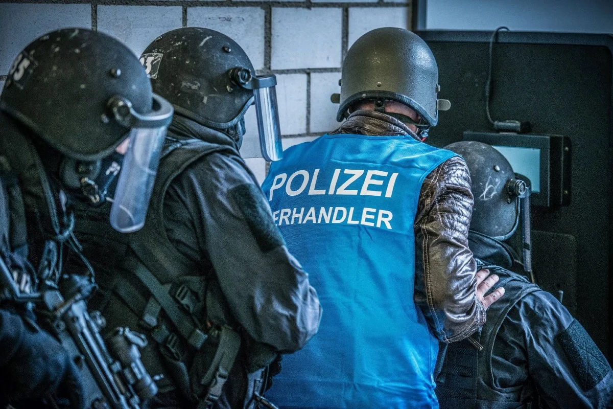 Nürensdorf ZH - Mann dreht durch und wird nach Stunden auf dem Dach festgenommen