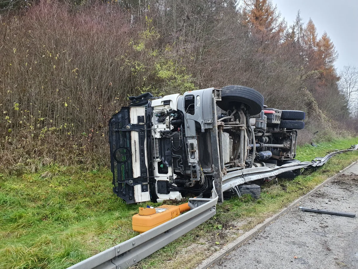 Deißlingen – Lastwagen kippt bei Unfall auf die Seite – Über fünf Kilometer Stau