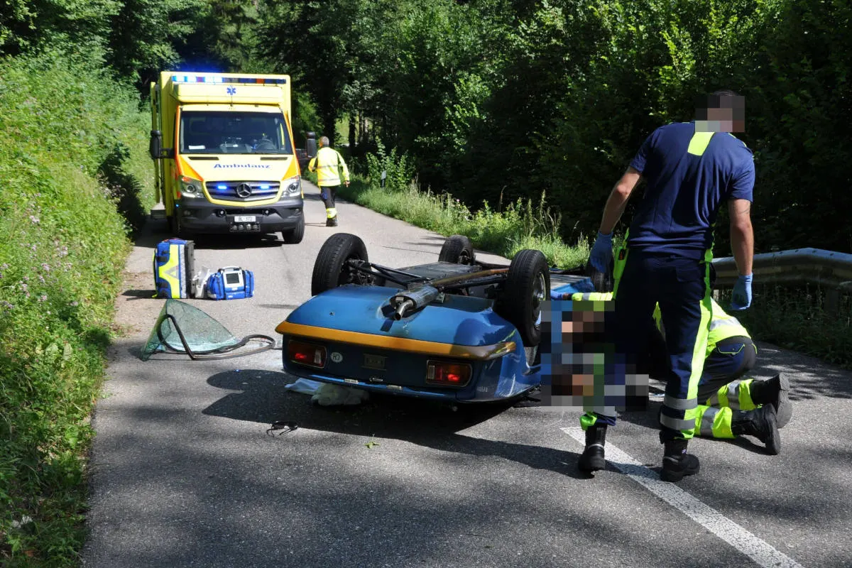 St. Pantaleon SO - Cabriolet-Lenker wird bei Selbstunfall schwer verletzt 