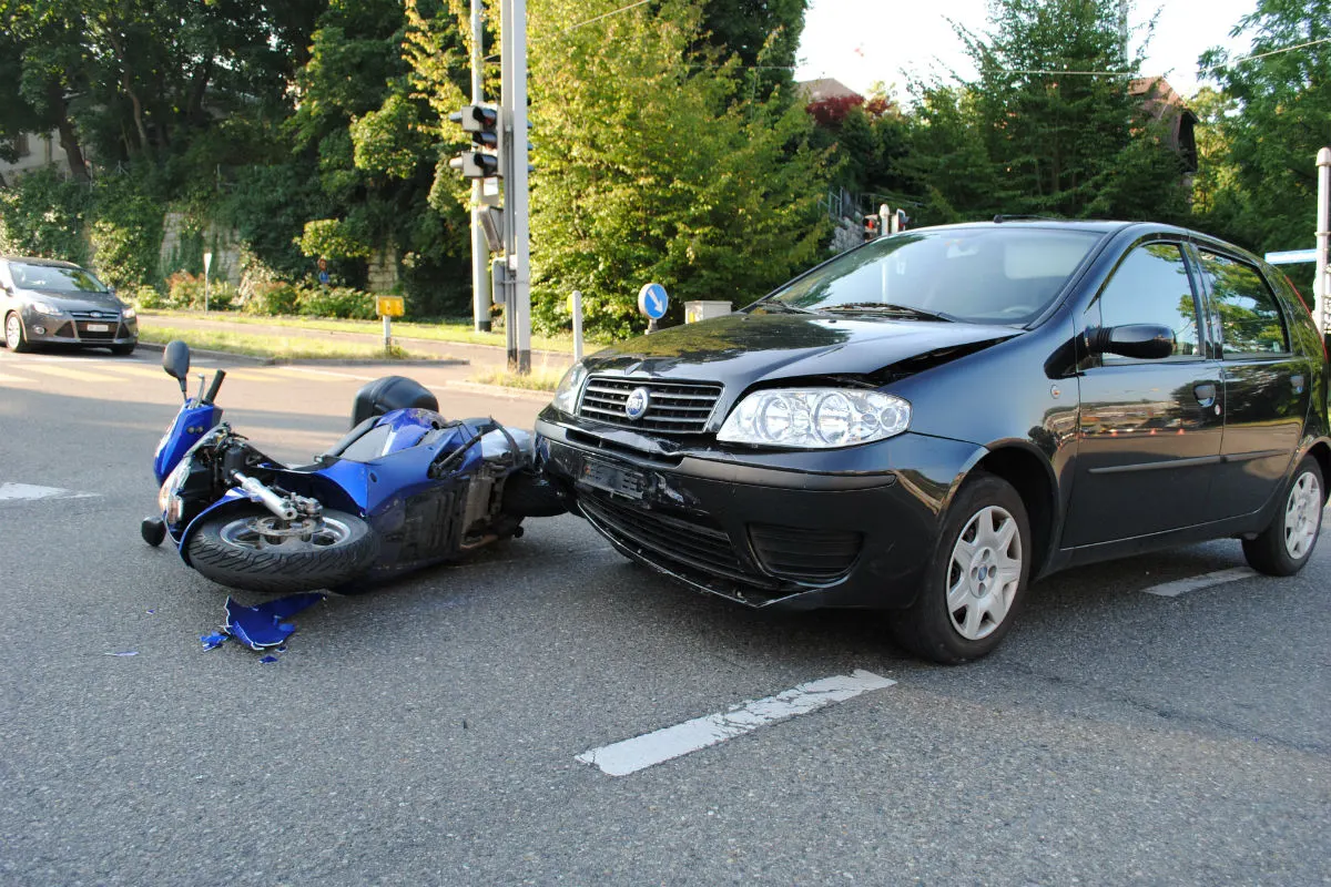 Schaffhausen SH - Auto und Roller zusammengestossen