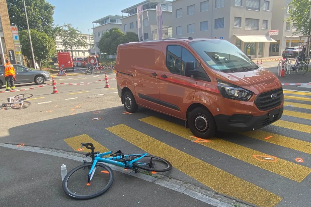 Schwerer Unfall in Cham ZG - Lieferwagenfahrer (18) erfasst zwei Velofahrerinnen 