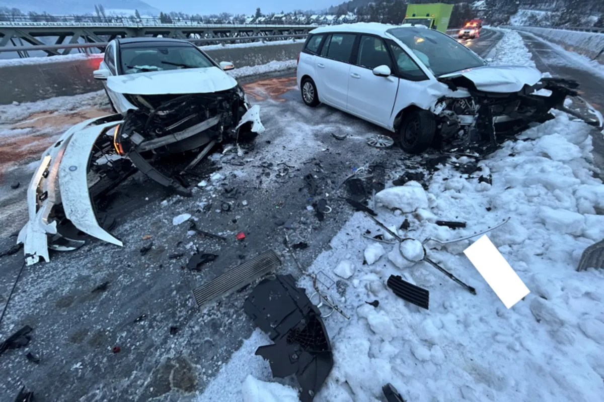 Hemishofen SH - Unfall zwischen zwei Autos - Rheinbrücke Hemishofen rund 3 Stunden komplett gesperrt