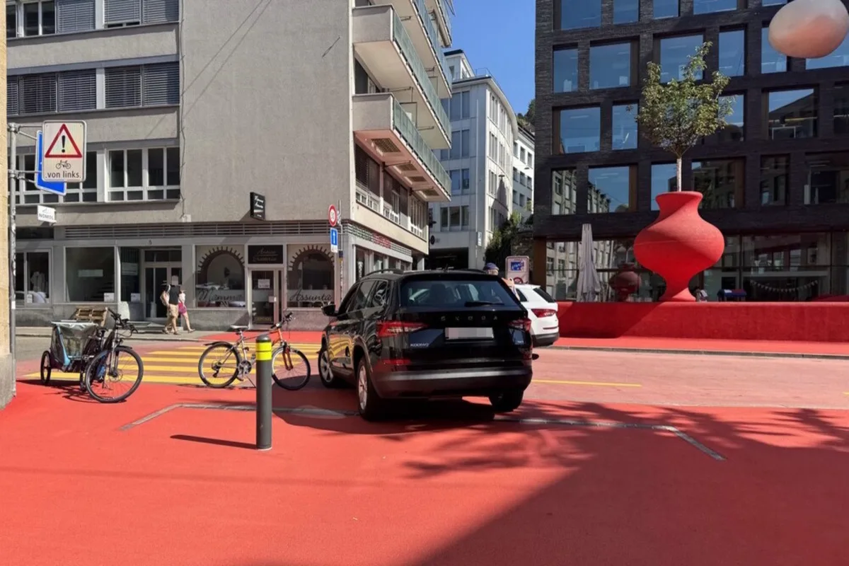 St.Gallen – Velofahrerin prallt bei Unfall gegen Auto