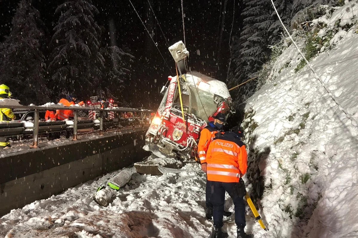 Felsbrocken Stürzen auf Eisenbahnstrecke in Sils im Domleschg GR - Lokomotivführerin durch Zugsentgleisung verletzt