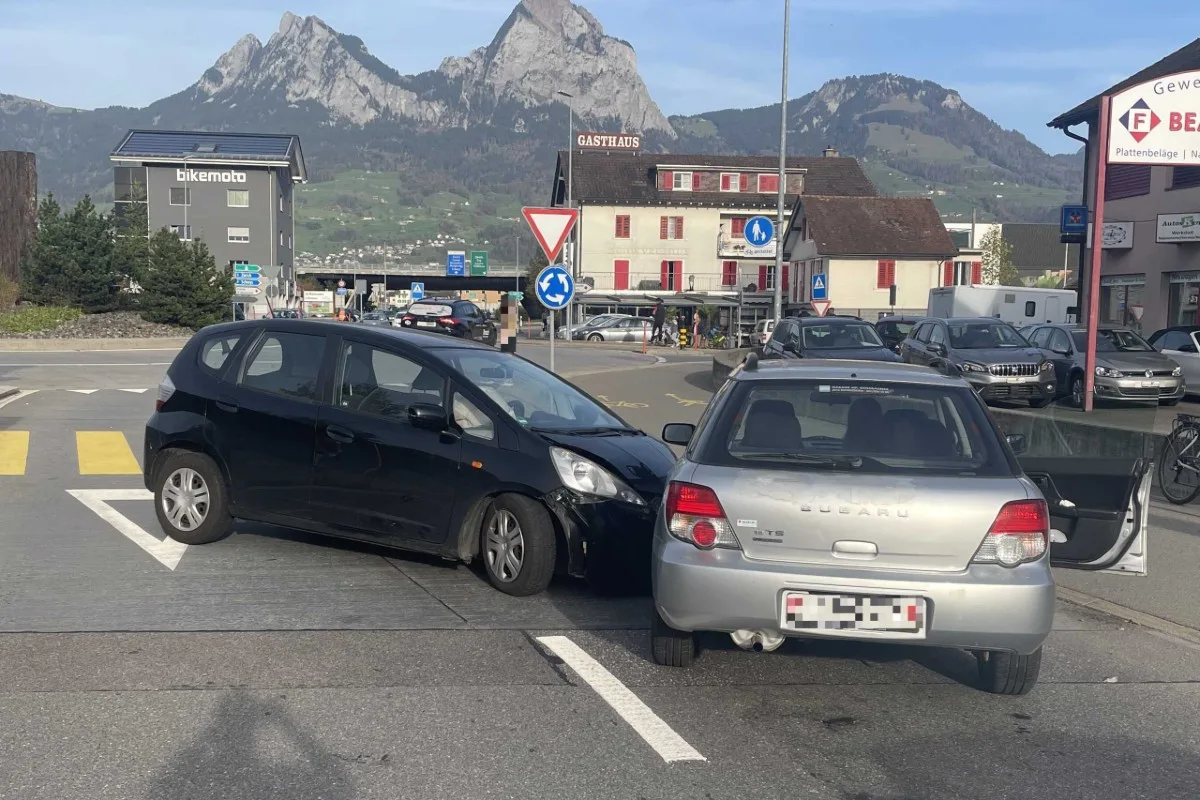  Unfall in Brunnen SZ - 18-Jähriger missachtetet Haltezeichen der Polizei und baut eine Frontalkollision