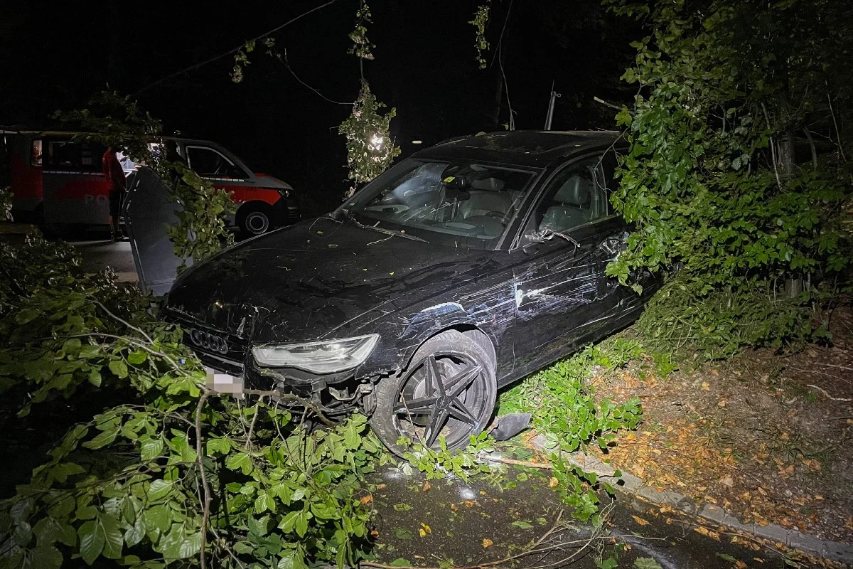 St. Gallen - Kontrolle über Audi verloren und gegen Baum gefahren