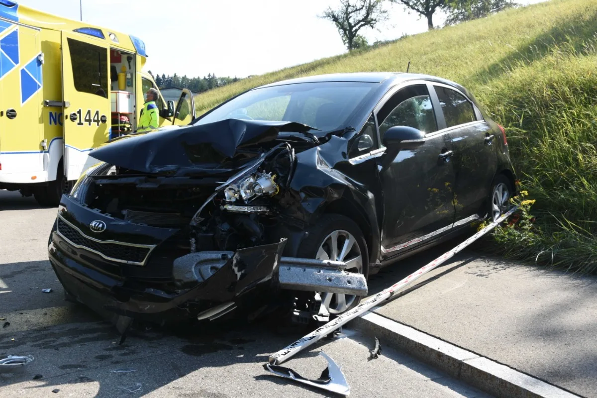 Bernhardzell SG - Auf Gegenfahrbahn geraten - drei Personen verletzt
