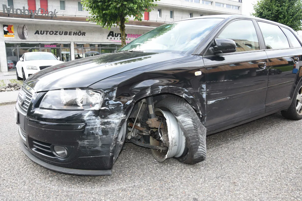 Balgach SG - 19-Jähriger schläft am Steuerrad ein und fährt in Linienbus!