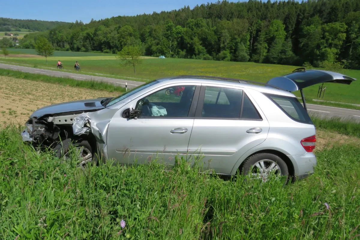 Ehrendingen AG - Auto gerät auf Gegenfahrbahn und erwischt Töff