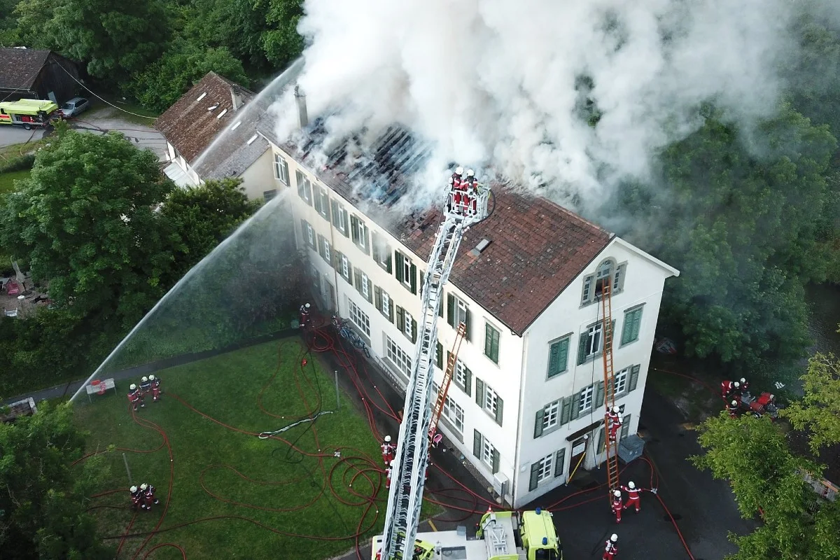 Freienstein ZH - 5 Verletzte bei Brand in Wohnhaus