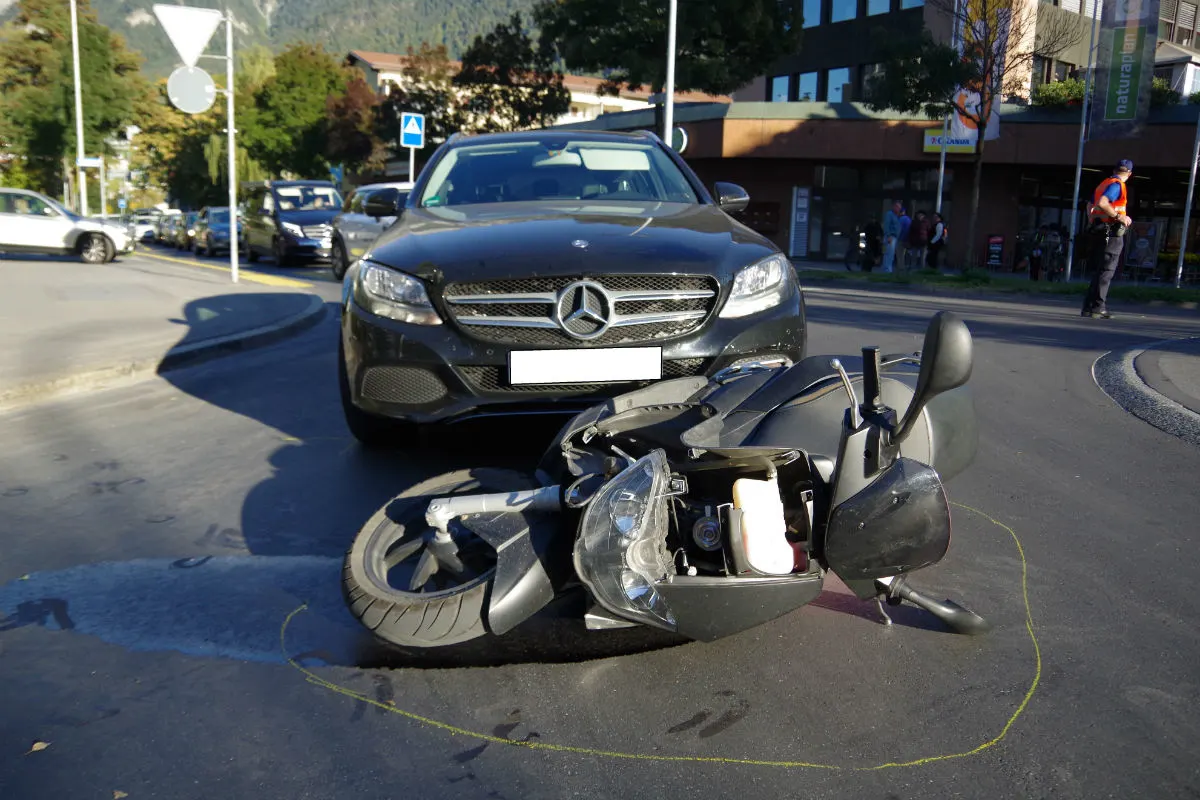 Chur GR - Auto erfasst Roller im Kreisel
