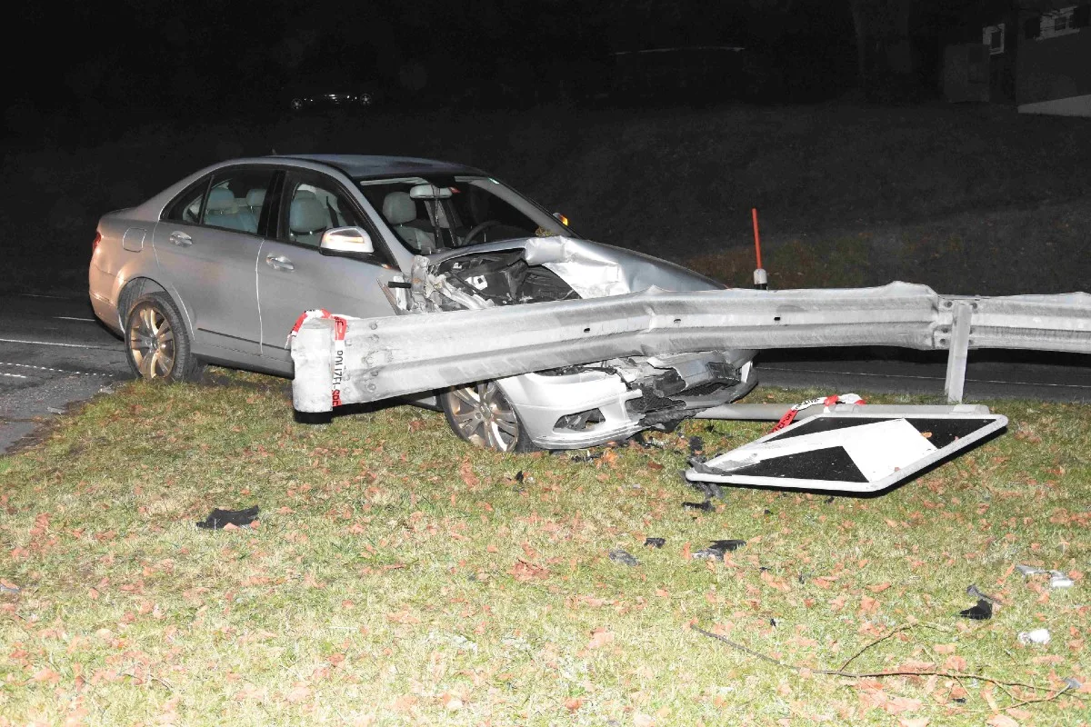 Totalschaden in Uetliburg SG - Autolenker baut in fahrunfähigem Zustand Unfall