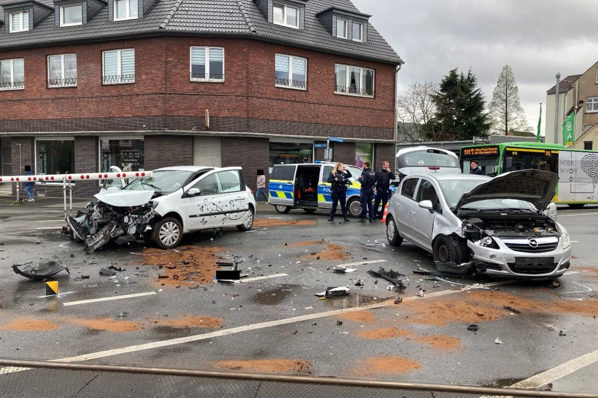 Oberhausen - Heftiger Verkehrsunfall am Bahnübergang 