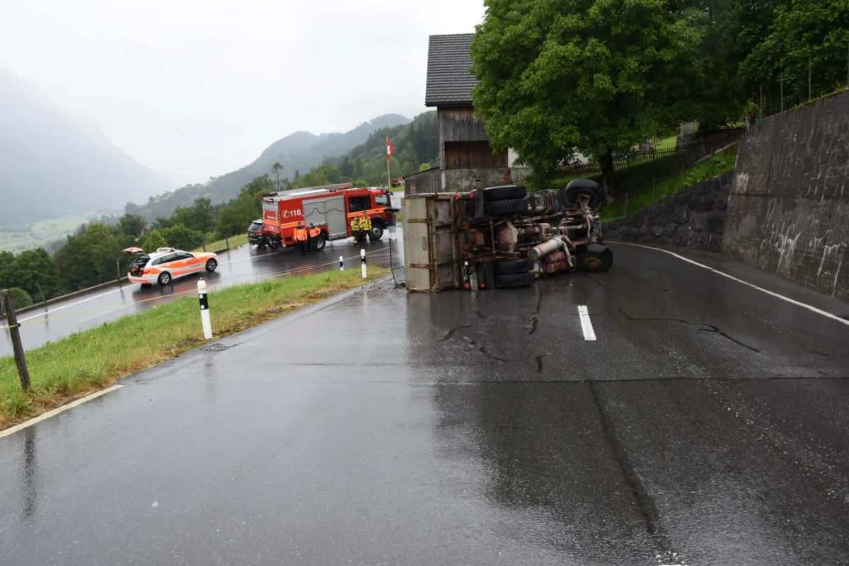 Flums SG -  Strassensperrung wegen umgekipptem Lastwagen auf der Flumserbergstrasse