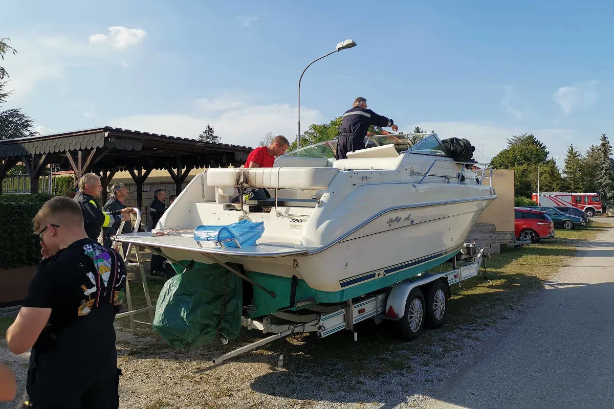 Explosion bei Arbeiten an einem Motorboot