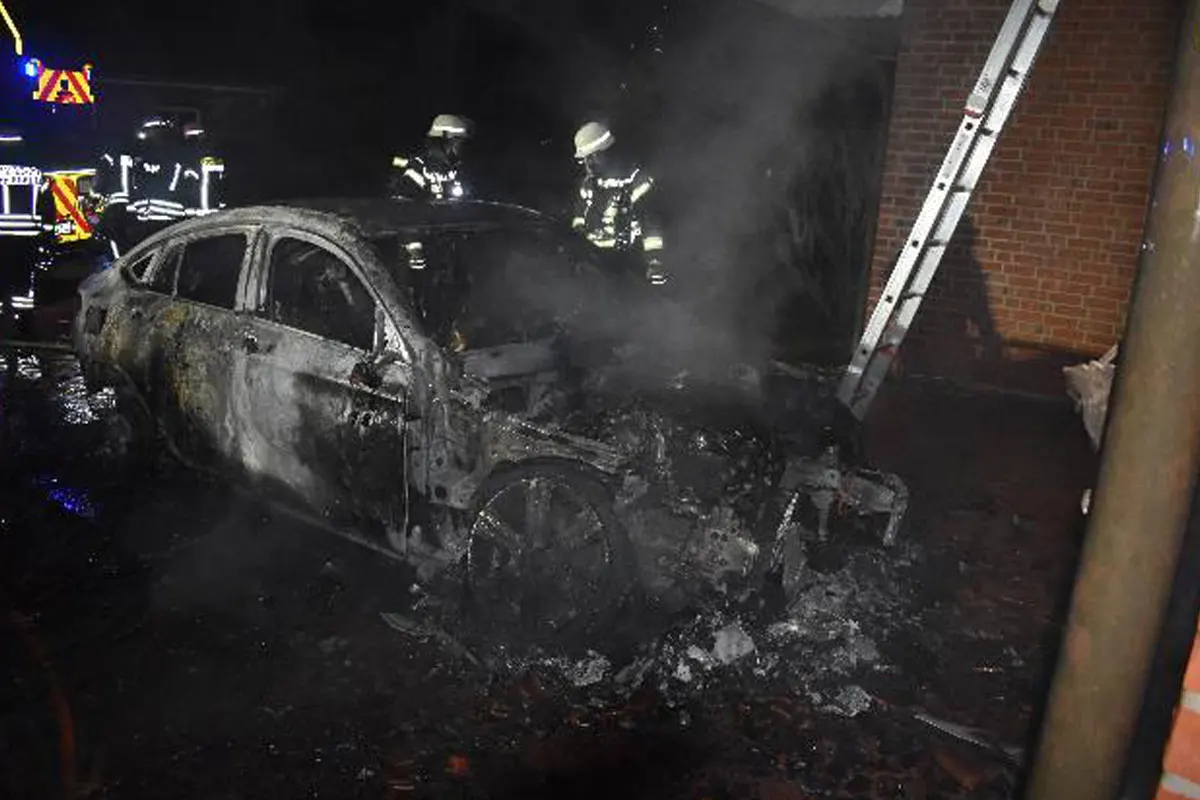 Rieste – Mercedes brennt vor Wohnhaus vollständig aus