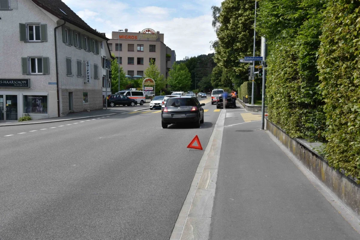 Uznach SG - Zwei Personen verletzten sich bei Auffahrunfall