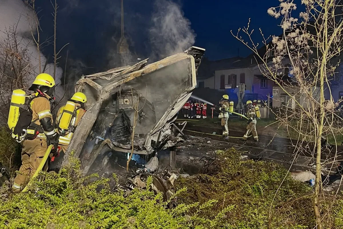 Insheim – Lkw-Fahrer nach Kollision mit Zug schwer verletzt
