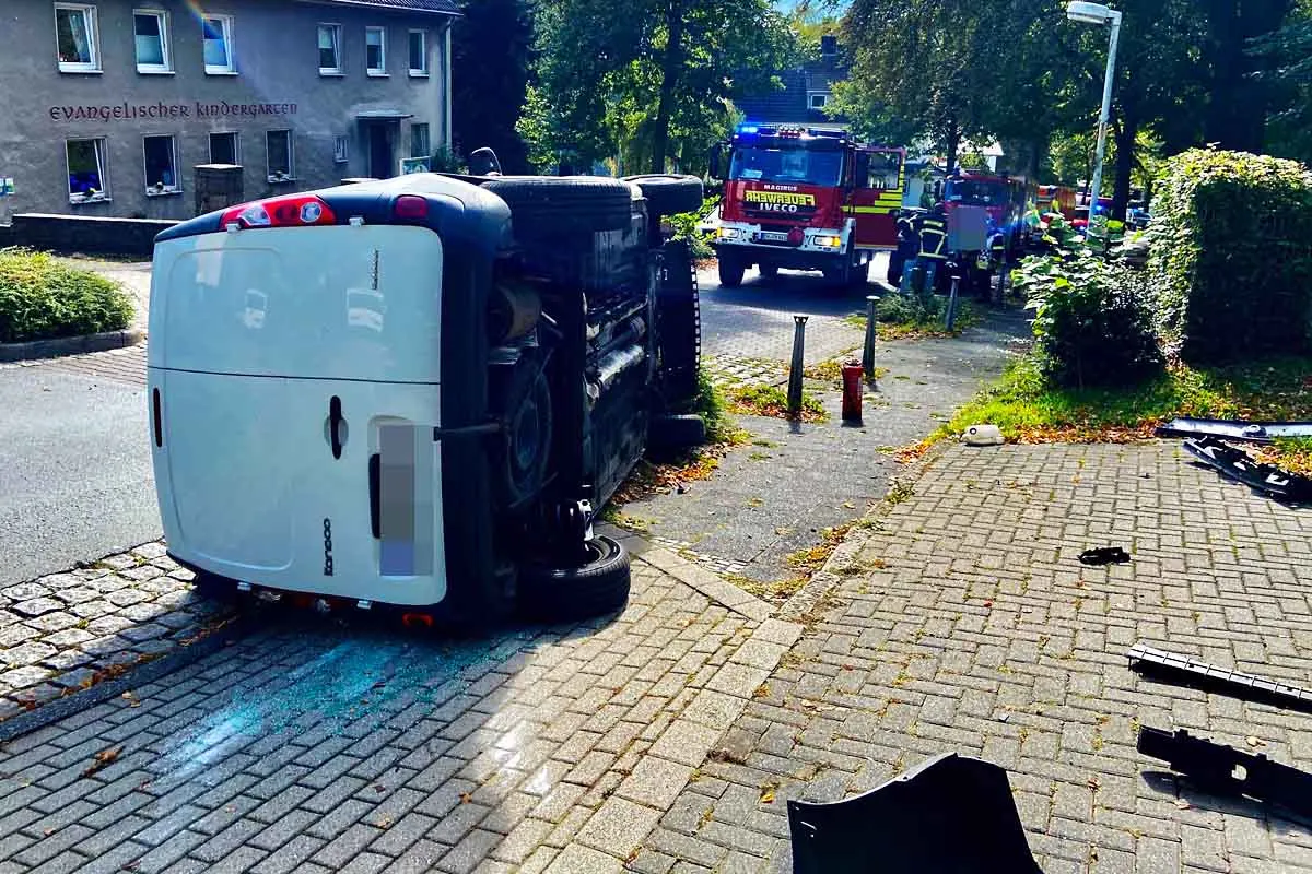 Schwerer Verkehrsunfall in Herdecke - PKW lag auf der Seite - Fahrzeuginsassen waren eingeklemmt