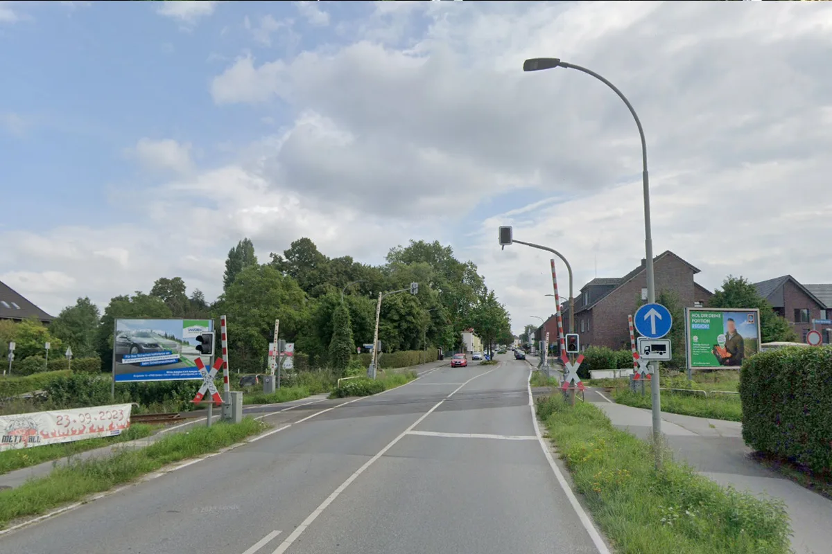 Geldern NW – Pkw befährt geschlossenen Bahnübergang und kollidiert mit Zug