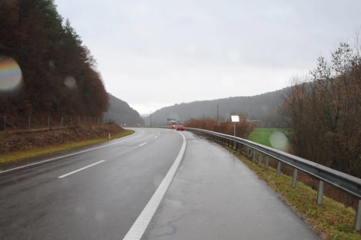 A4 Merishausen SH - Alleinunfall eines Personenwagens