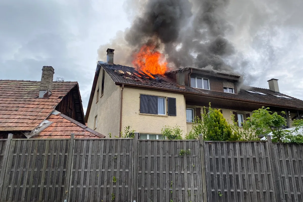 Küttigen AG - Dachstockbrand in Mehrfamilienhaus verursacht grossen Schaden
