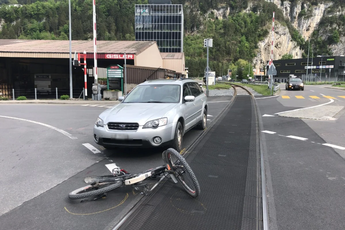 Schattdorf UR -  Kollision zwischen Personenwagen und E-Bike 