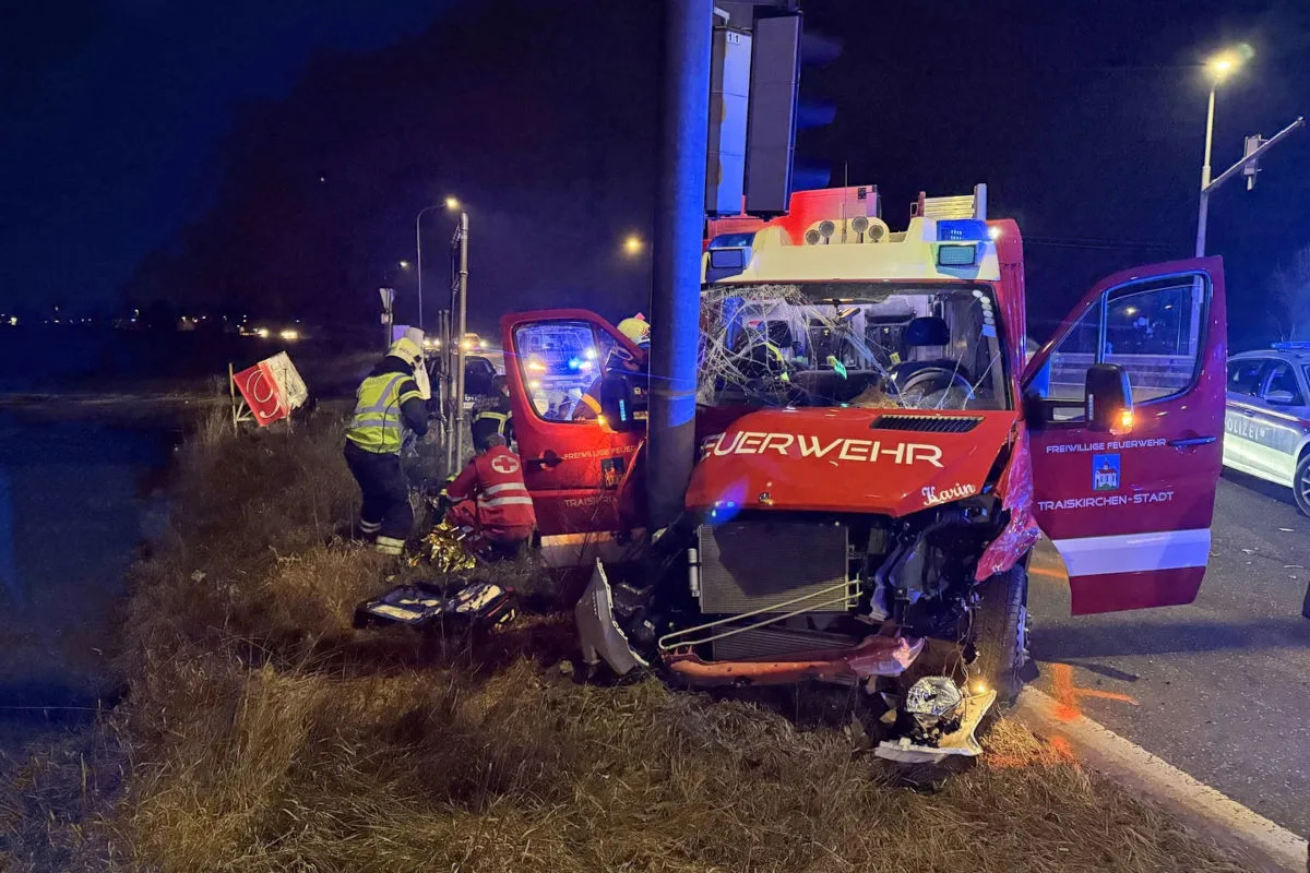 Traiskirchen – Feuerwehrfahrzeug bei Einsatzfahrt verunfallt